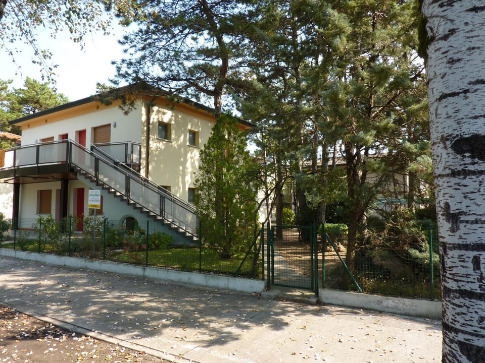 Property building, Facade/entrance, Neighbourhood, Garden, Parking