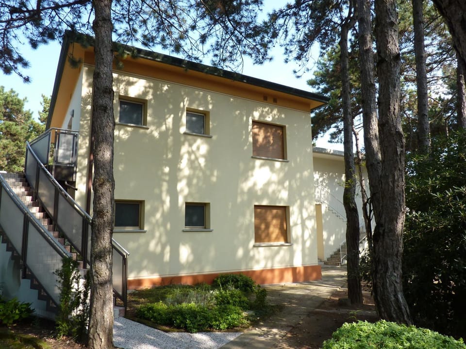 Property building, Facade/entrance, Garden, Parking