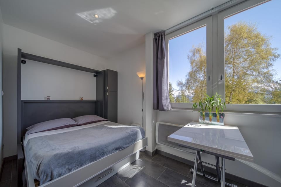 Bed, Living room