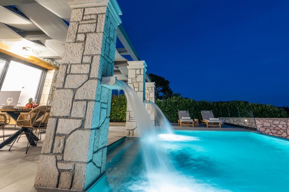 Property building, Balcony/Terrace, Pool view