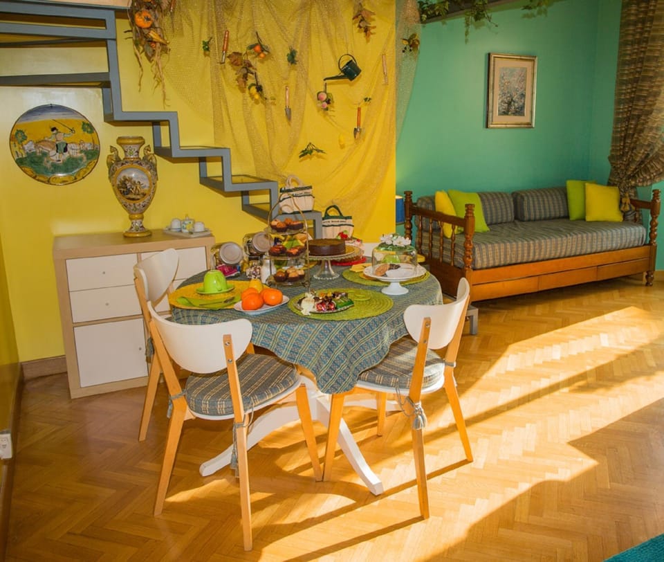 Bed, Food close-up, Photo of the whole room, Decorative detail