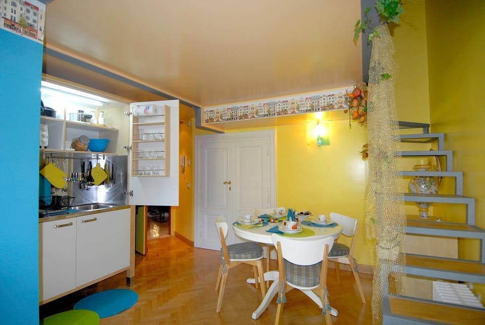 Kitchen or kitchenette, Dining area