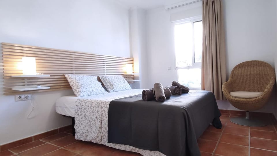 Bed, Day, Photo of the whole room, Bedroom, fireplace, towels, air conditioner