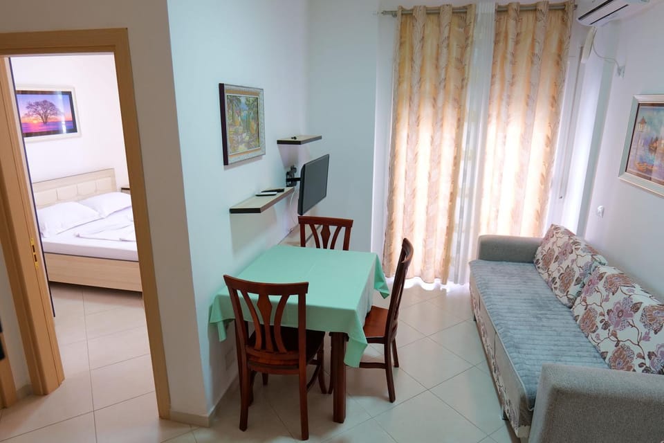 Bed, TV and multimedia, Living room, Photo of the whole room, Seating area, Dining area, Bedroom