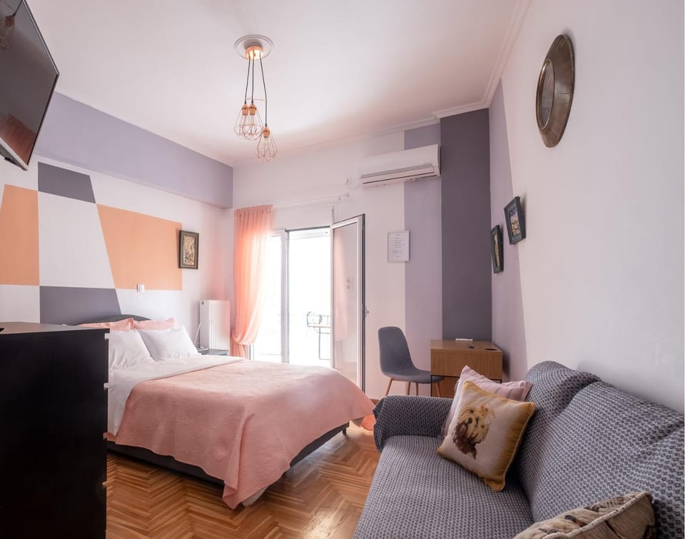 Bed, TV and multimedia, Seating area