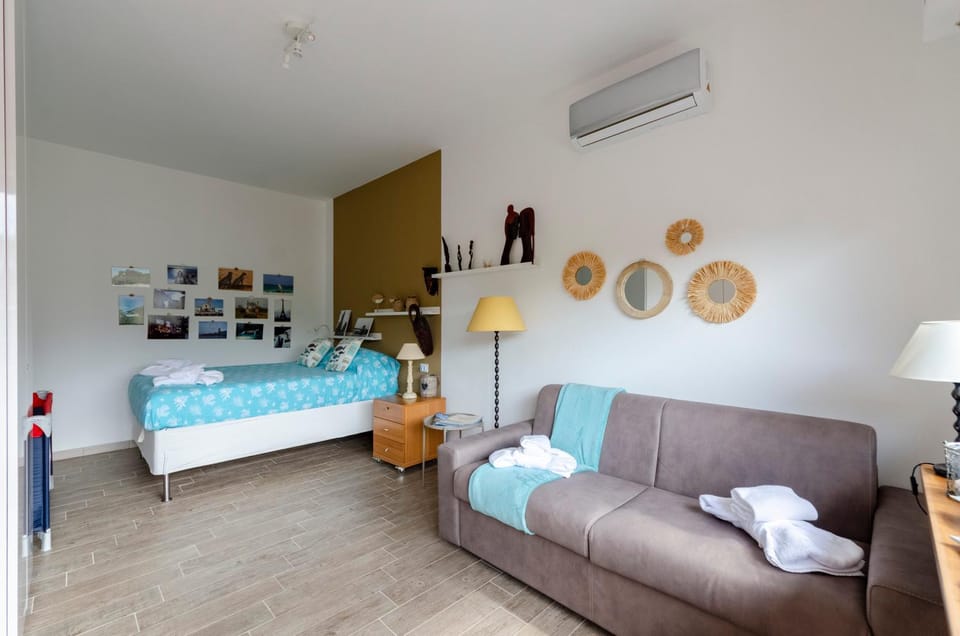 Bed, Seating area