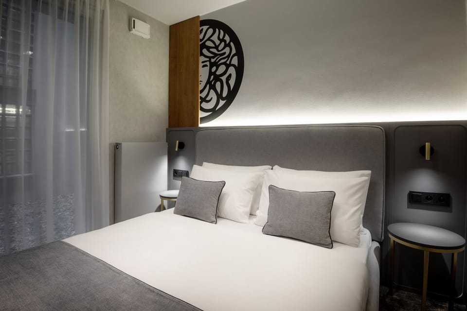 Bed, Photo of the whole room, Decorative detail, Bedroom