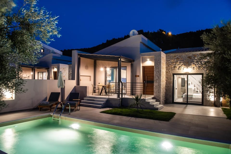 Property building, Night, Garden, Garden view, Pool view, Swimming pool, sunbed