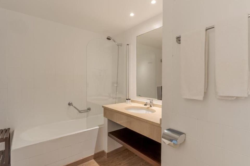 Tranquil Beachside Stay - Atlantic Gardens Beach Apartment in Funchal