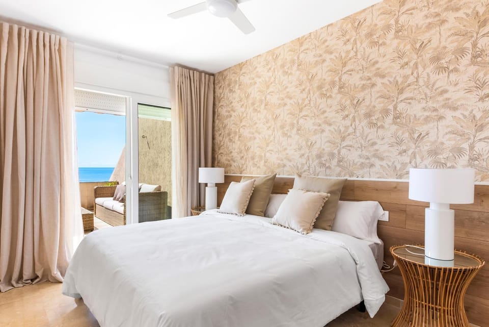 Bed, Balcony/Terrace, Photo of the whole room, Bedroom, Sea view