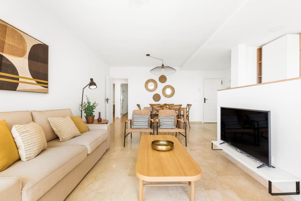 TV and multimedia, Living room, Seating area, Dining area