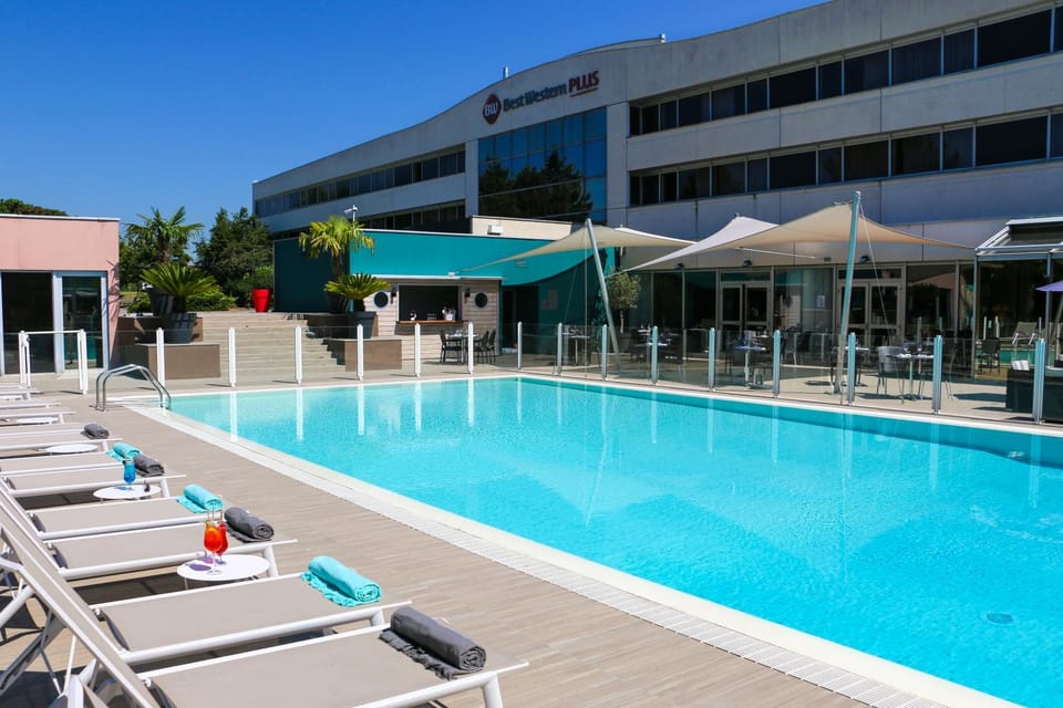 Day, Pool view, Swimming pool, sunbed