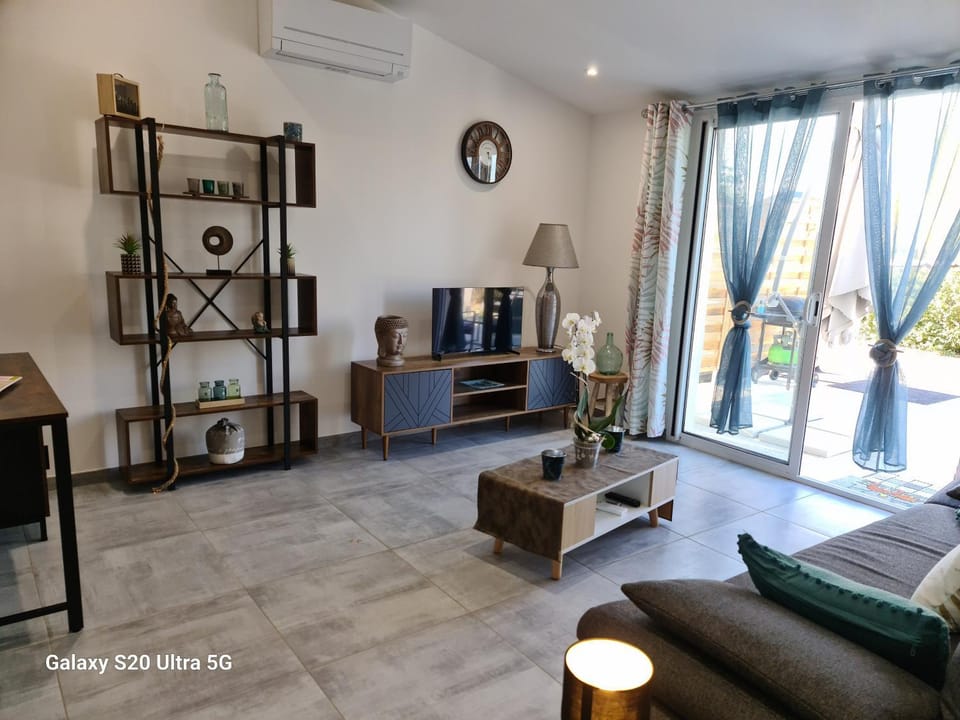 Patio, TV and multimedia, Living room, air conditioner