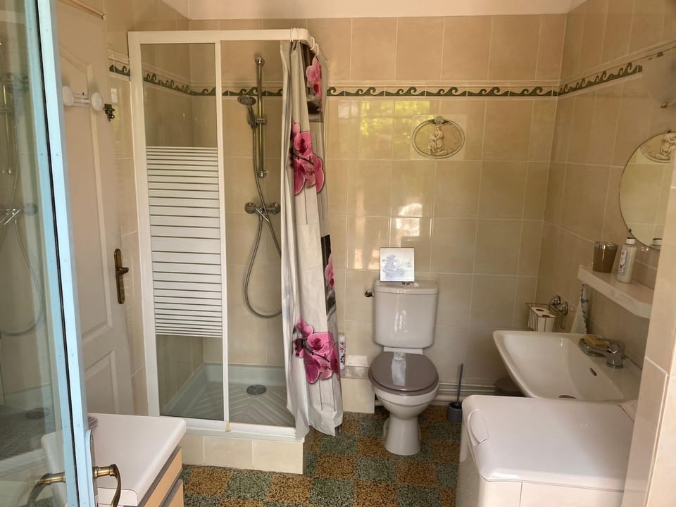 Chambre, terrasse , salle de bains toilettes privé Vacation rental in Valensole