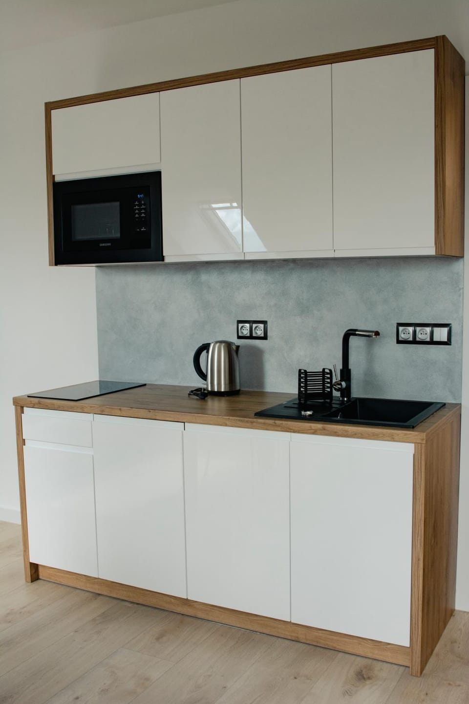 Kitchen or kitchenette, microwave, minibar