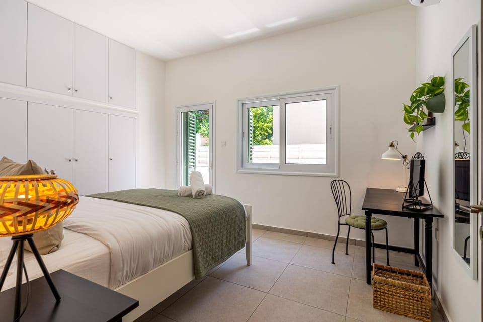 Bed, Bedroom, towels, wardrobe