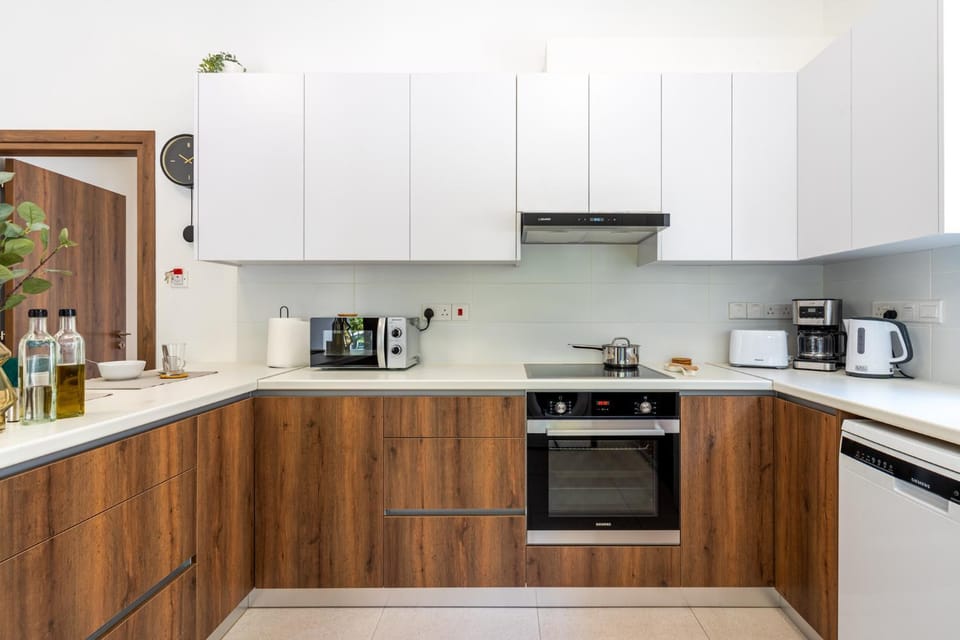 Coffee/tea facilities, Kitchen or kitchenette, microwave, stove, toaster