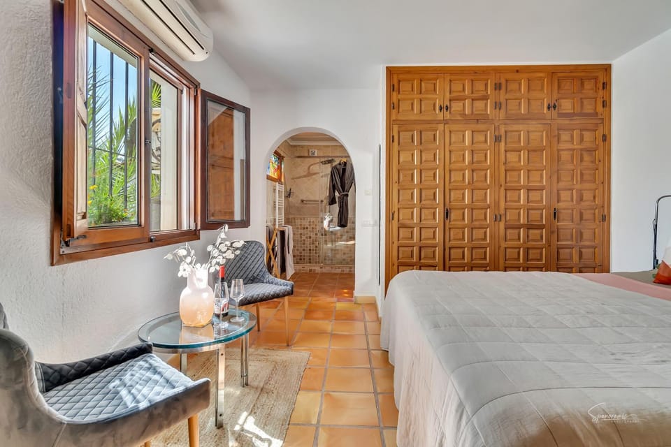 Bed, Seating area, Bedroom