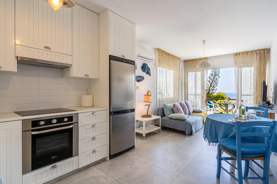 Kitchen or kitchenette, Living room, Seating area, Dining area, oven, stove