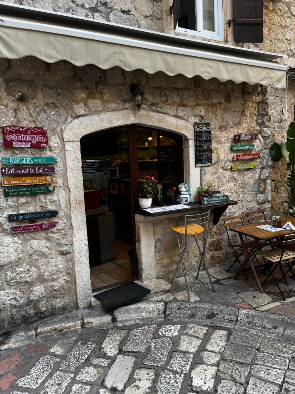 Restaurant/places to eat, Lounge or bar