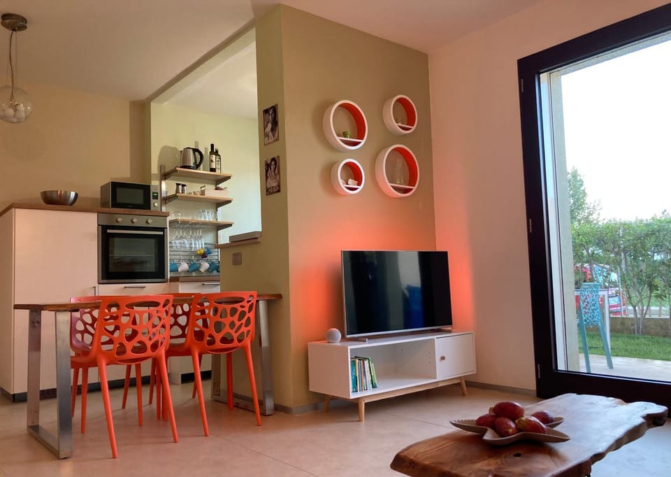 TV and multimedia, Living room, Dining area