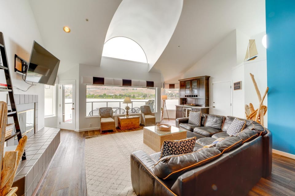 Beautiful Condo w/ Balcony on Lake Chelan! House in Chelan (In Town)