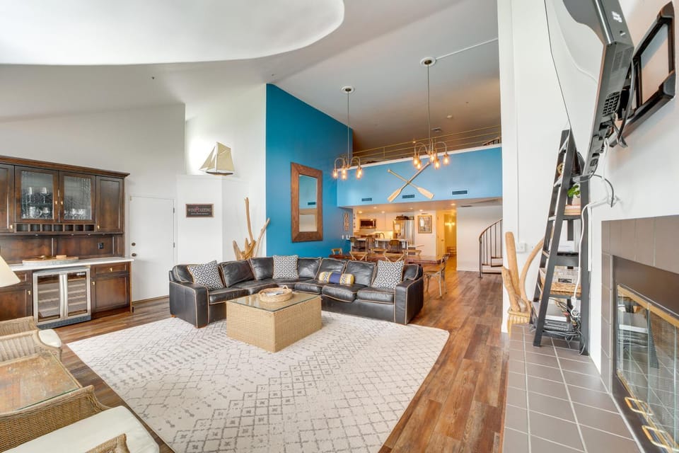 Beautiful Condo w/ Balcony on Lake Chelan! House in Chelan (In Town)