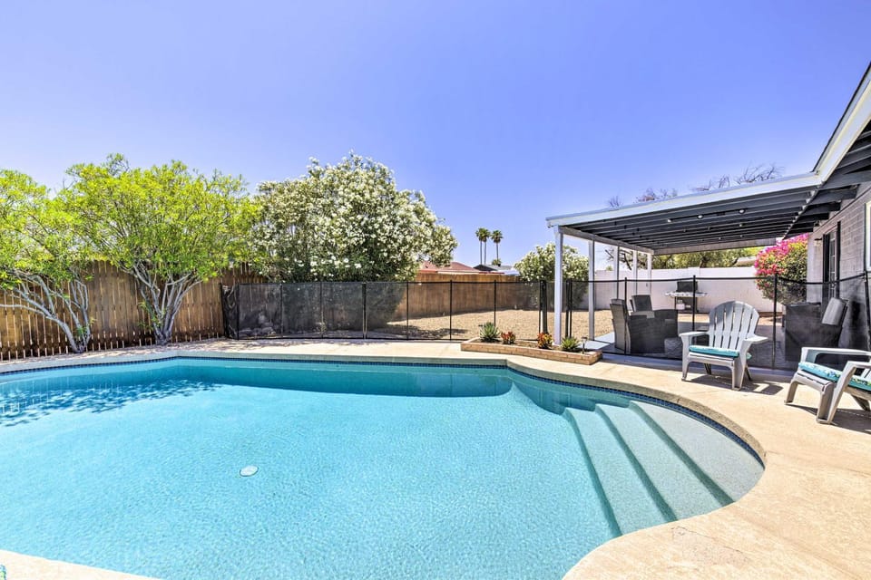 3 Mi to ASU! Snowbird Poolside Escape in Tempe House in Tempe