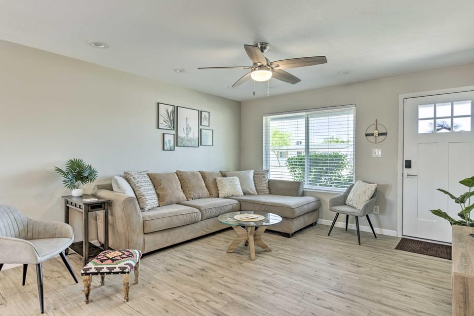 3 Mi to ASU! Snowbird Poolside Escape in Tempe House in Tempe