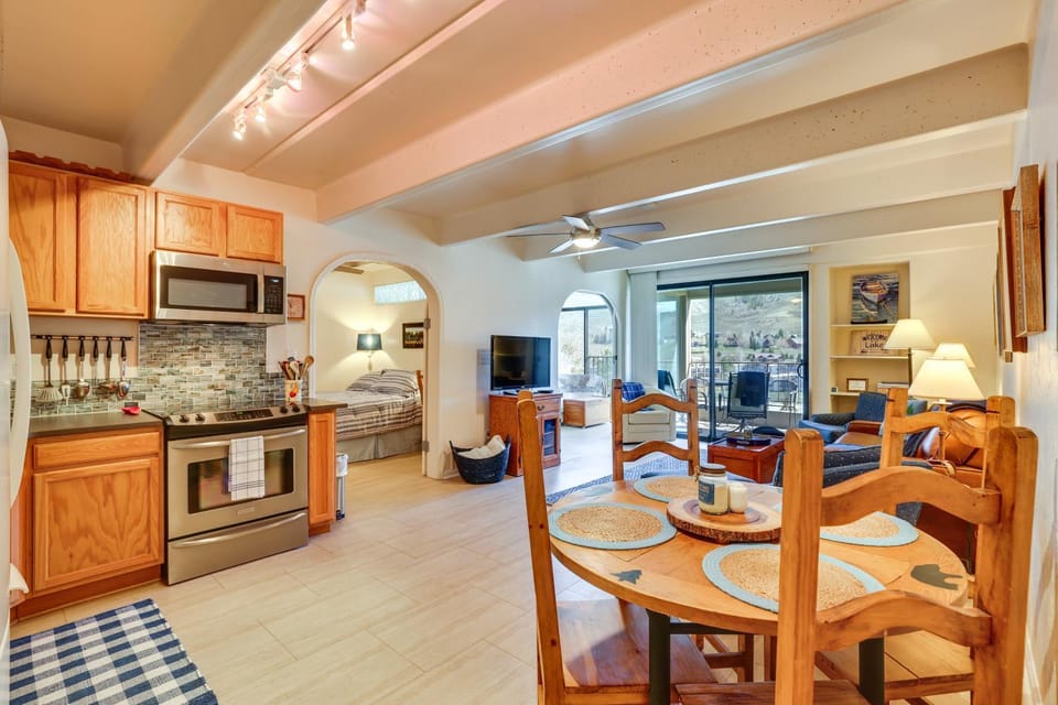 Mtn & Reservoir Views: Cozy Dillon Condo! House in Dillon
