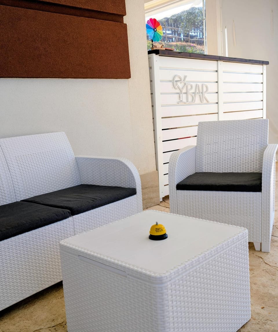 Restaurant/places to eat, Living room, Lounge or bar, Seating area