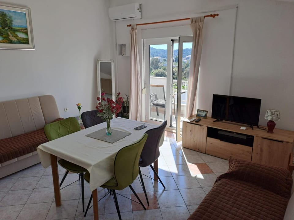 TV and multimedia, Living room, Dining area, air conditioner