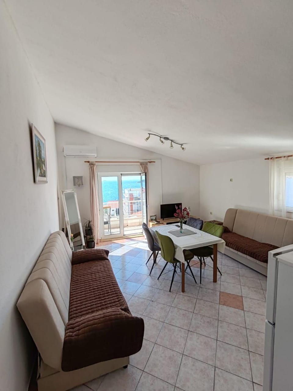 TV and multimedia, Living room, Seating area, Dining area