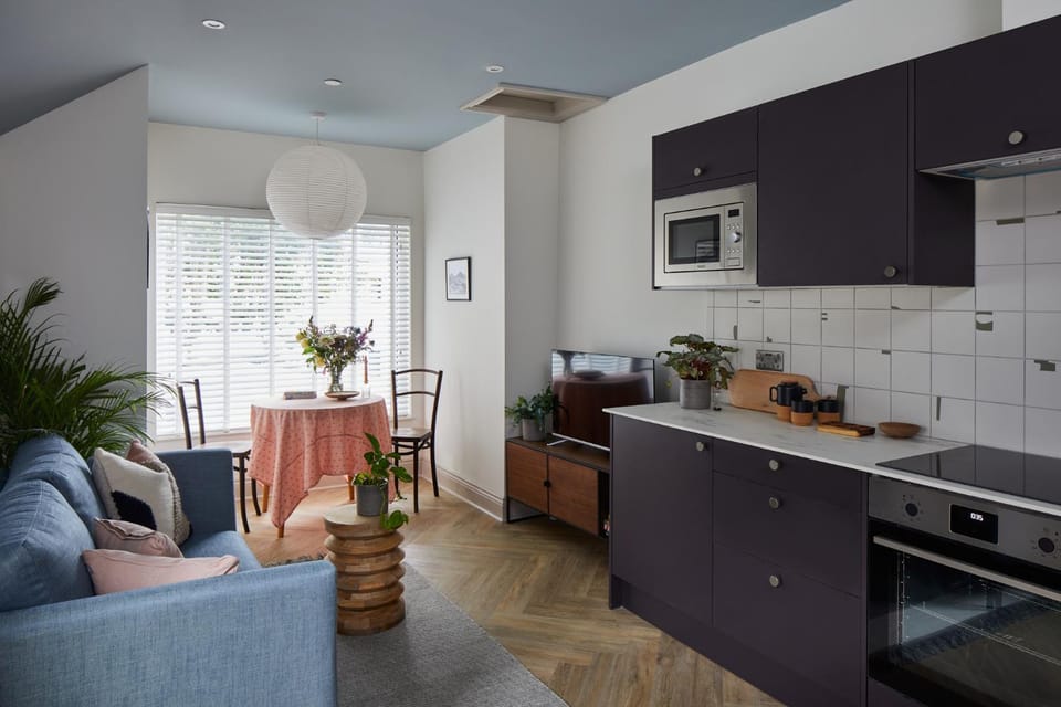 Kitchen or kitchenette, Living room, Seating area, Dining area