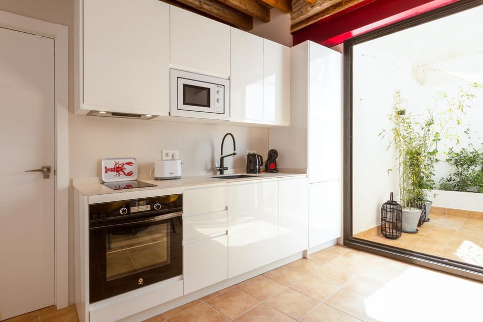 Patio, furniture, minibar, pet friendly, toaster, kitchen