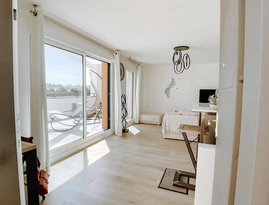 Appartement type industriel dans cadre provençal Apartment in Sanary-sur-Mer