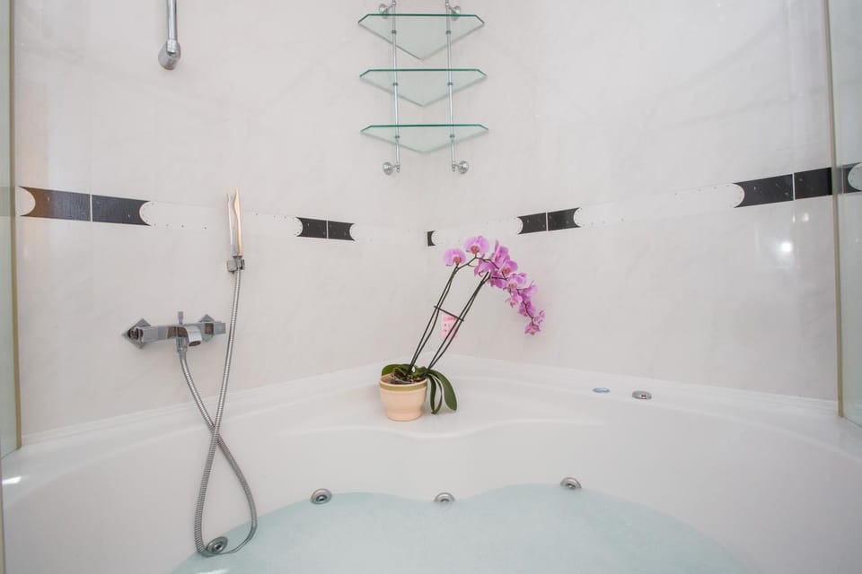 Hot Tub, Bathroom