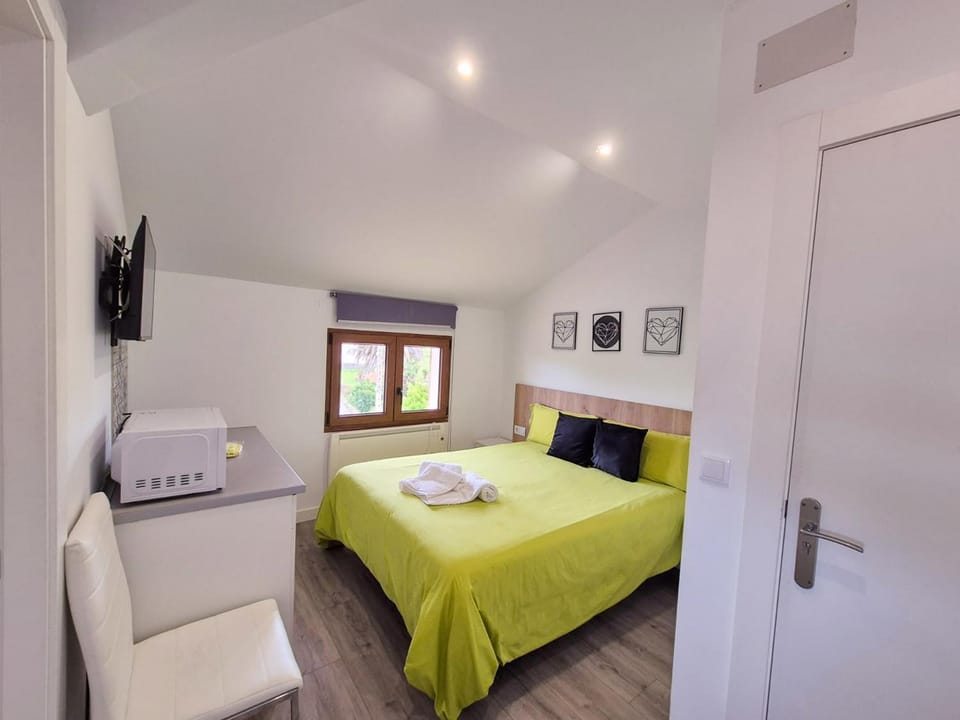 TV and multimedia, Photo of the whole room, Bedroom, microwave, kitchen