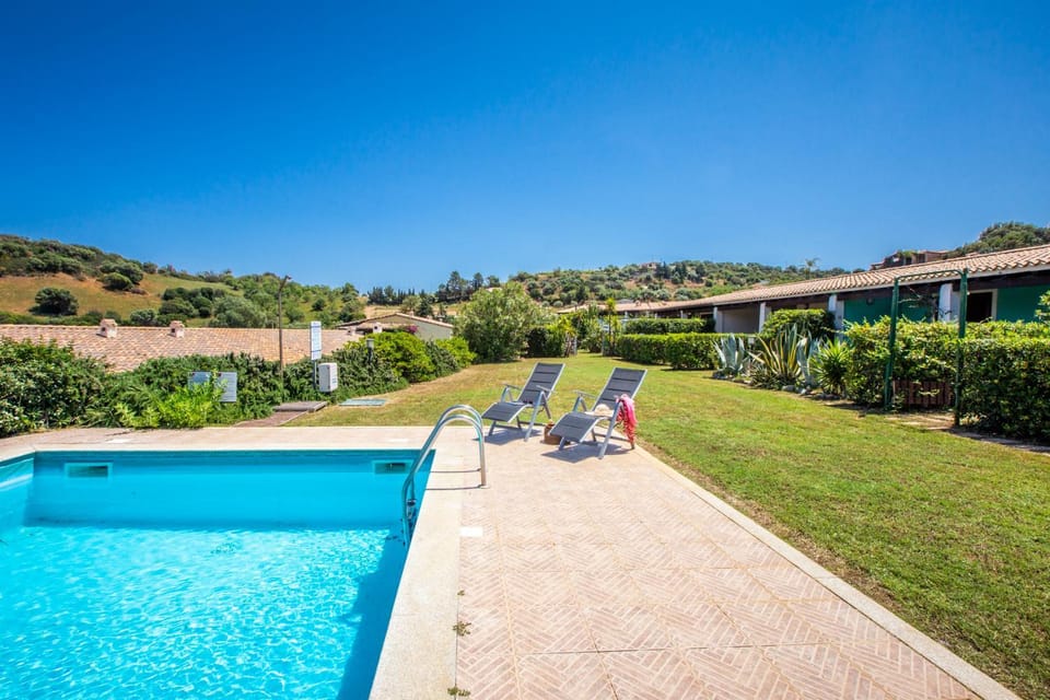 Swimming pool, sunbed