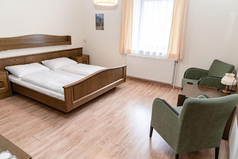 Bed, Photo of the whole room, Seating area, Bedroom