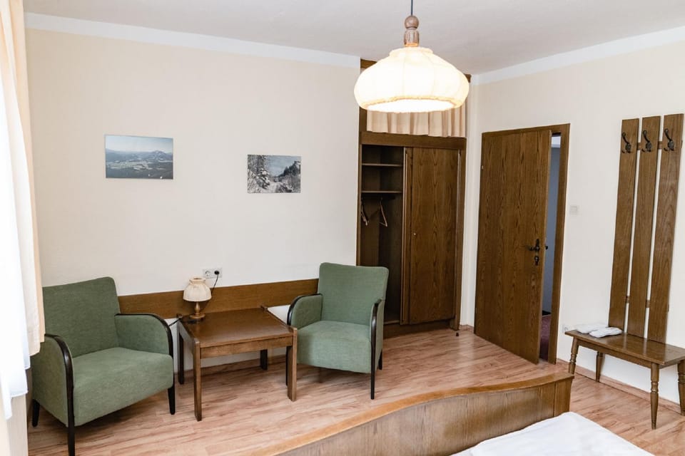 Photo of the whole room, Seating area