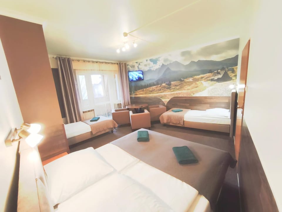 Bed, TV and multimedia, Other, Other, Photo of the whole room, Decorative detail, Bedroom, towels