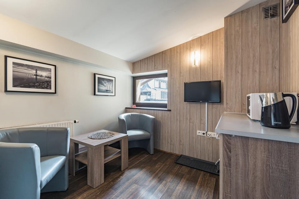 TV and multimedia, Coffee/tea facilities, Kitchen or kitchenette, Living room, Other, Photo of the whole room, Decorative detail, Seating area