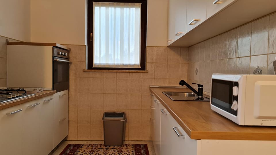 Kitchen or kitchenette, oven, stove