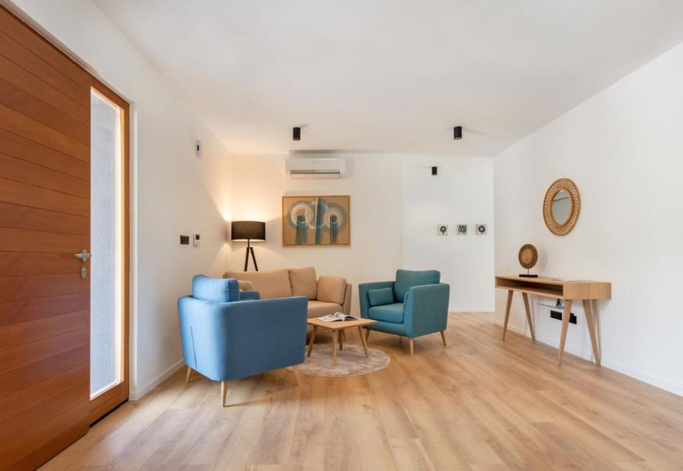 Photo of the whole room, Seating area, air conditioner