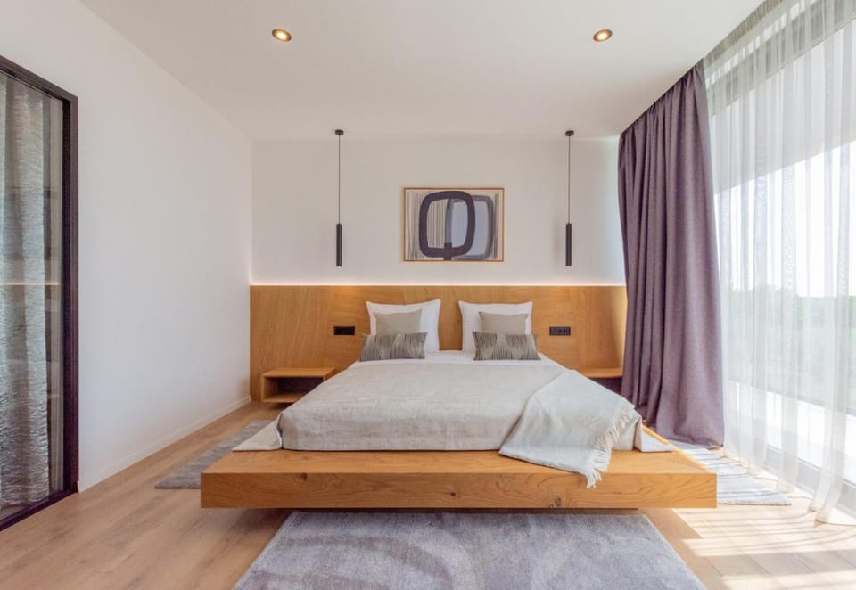 Bed, TV and multimedia, Balcony/Terrace, Photo of the whole room, Bedroom, Pool view, air conditioner