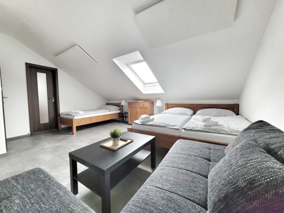 Bed, Photo of the whole room, Seating area