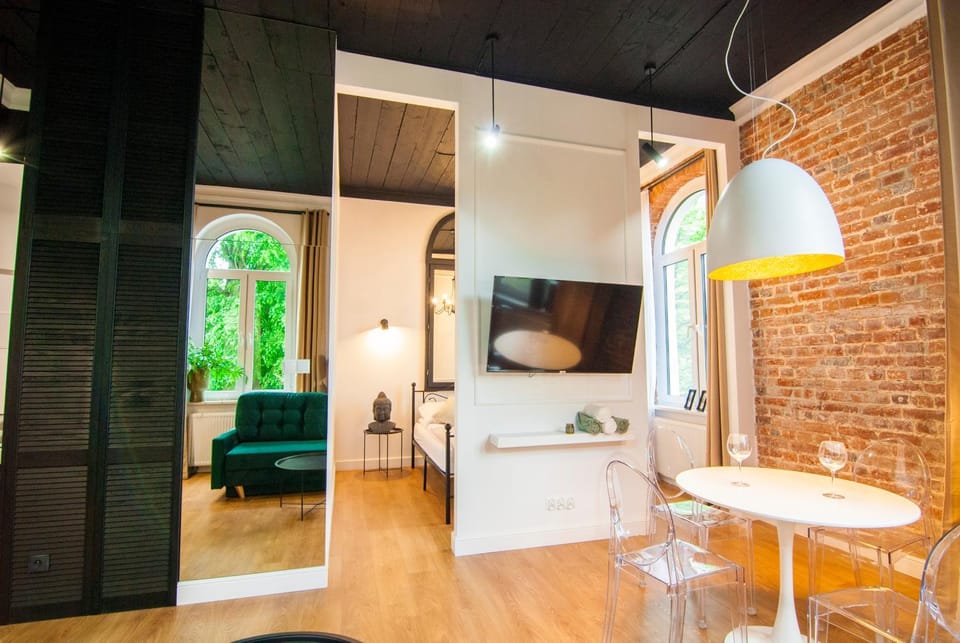 TV and multimedia, Living room, Decorative detail, Seating area, Dining area, Area and facilities, locker, microwave, wardrobe