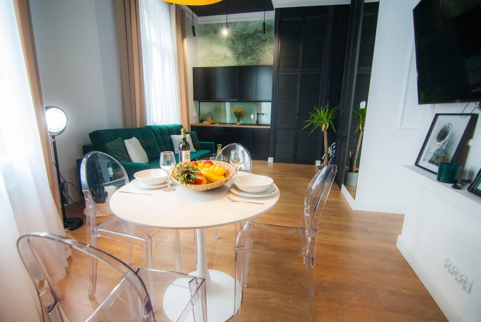 TV and multimedia, View (from property/room), Living room, Food and drinks, Seating area, Food, Area and facilities, Drinks, hair dresser