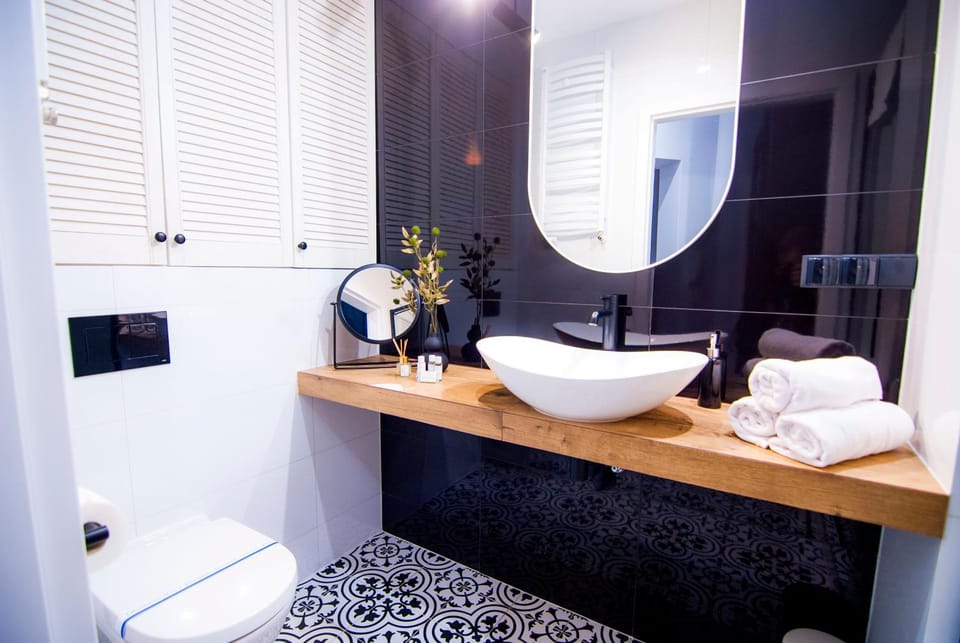 Shower, Toilet, Bathroom, Decorative detail, microwave, towels